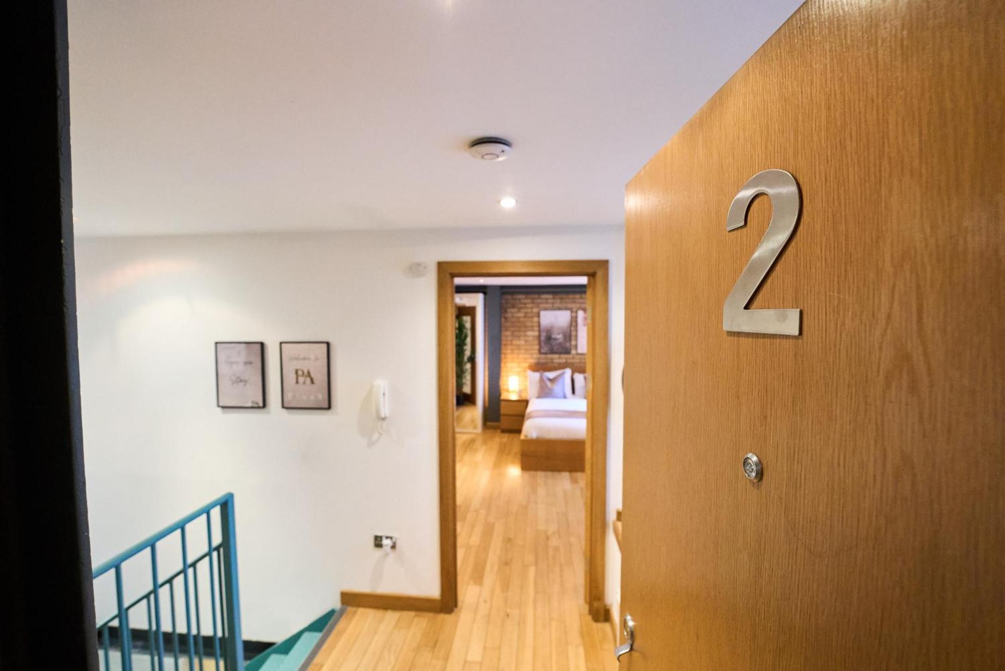 Burgundy Bliss Elegant Retreat - Pluxa Mocha Apartment London