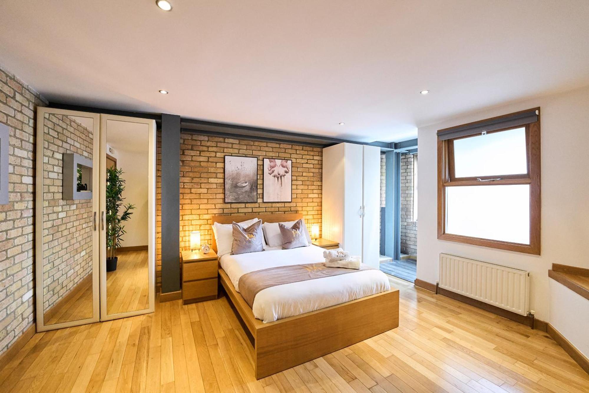 Apartment Burgundy Bliss Elegant Retreat - Pluxa Mocha London