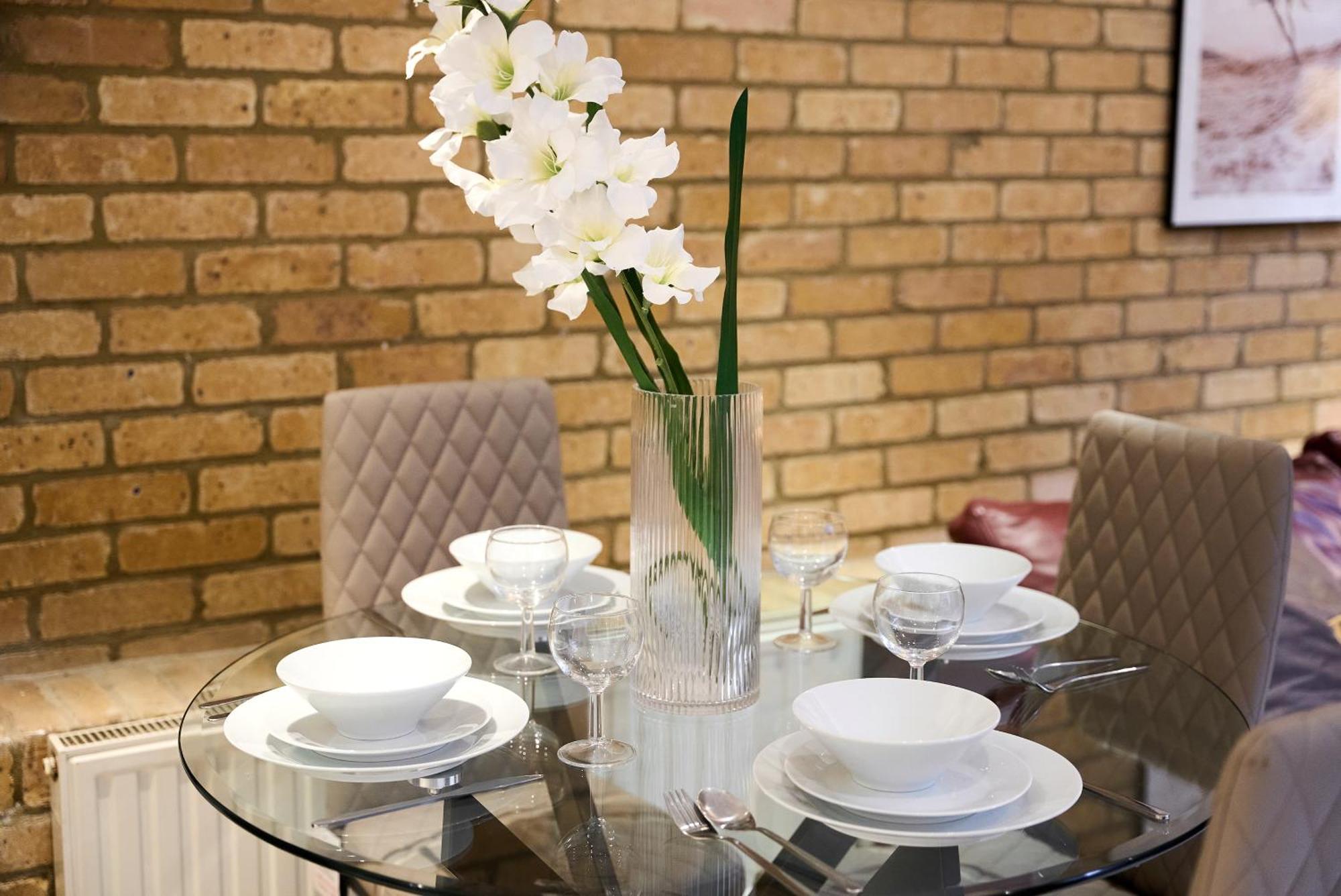 Burgundy Bliss Elegant Retreat - Pluxa Mocha Apartment