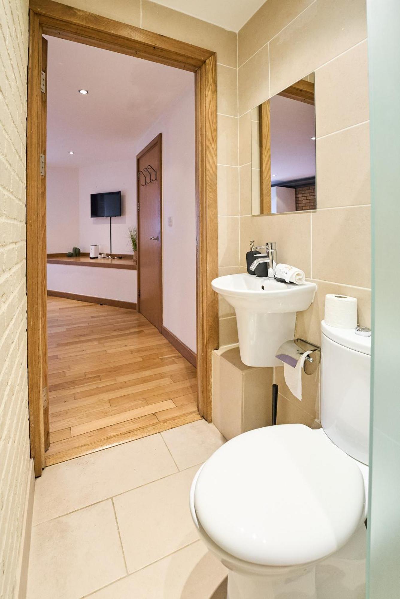 Burgundy Bliss Elegant Retreat - Pluxa Mocha Londra