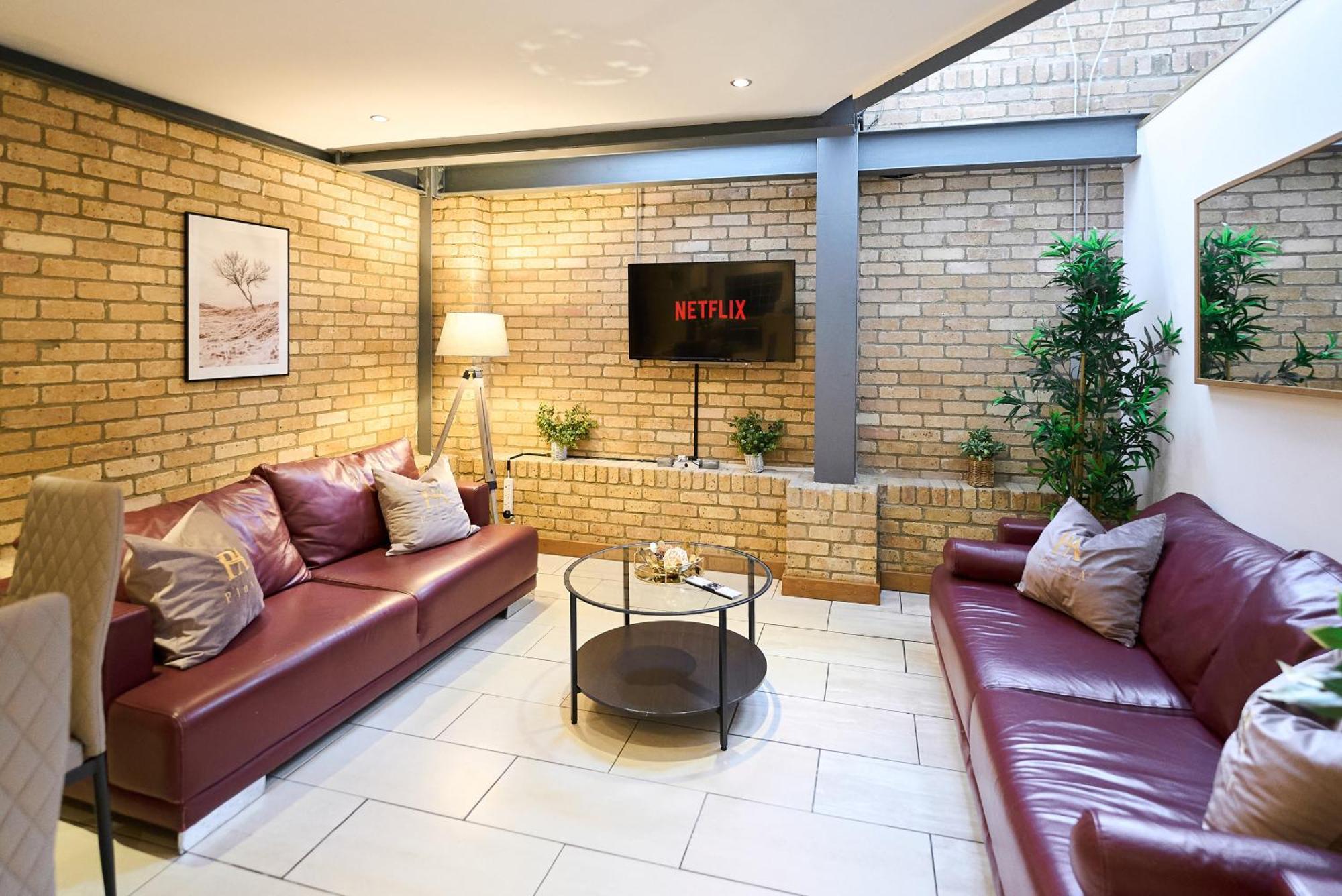 Appartamento Burgundy Bliss Elegant Retreat - Pluxa Mocha Londra